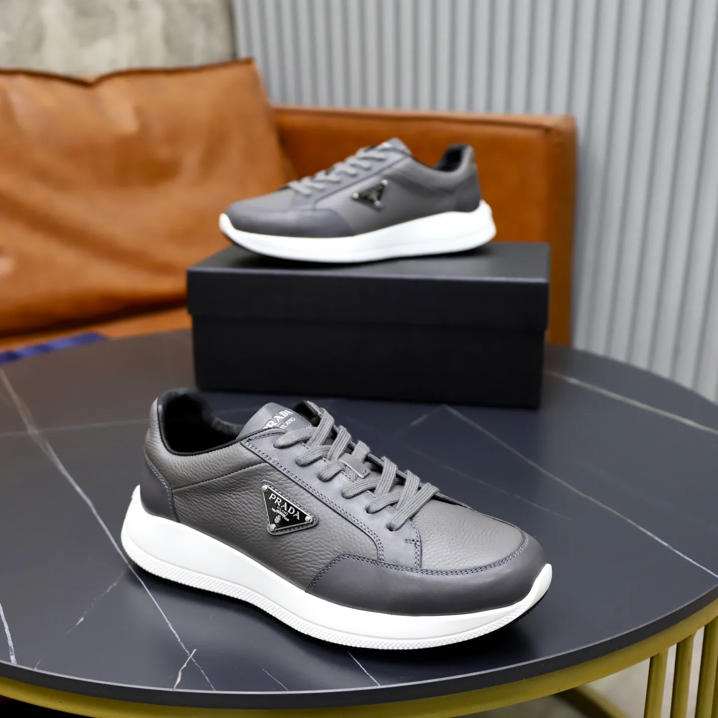 Factory price: 740💰Top original order Brand: PRADA (Prada) Standard code: Men's size 38/44 (45 can be customized) Grade: Same as the official website Material: Original cowhide stitching imported cowhide lining Original combination two-color wear-resistant soft outsole Style category: Leisure and sports version Young fashion European and American trend British style Color: Real picture color